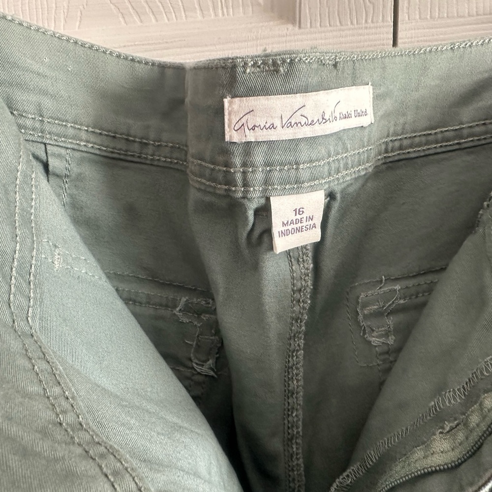 Gloria Vanderbilt Olive Cargo Shorts for Men - Picture 3 of 3